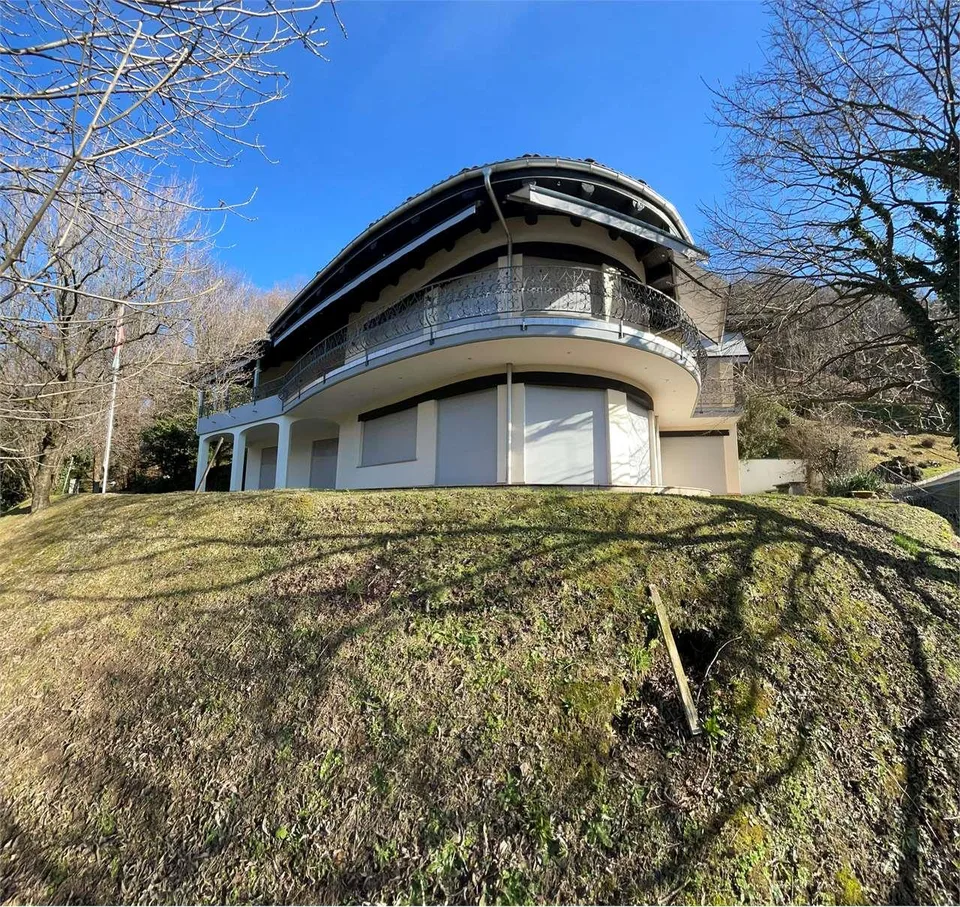 Esclusiva Villa con Area Wellness e Vista Aperta nel Verde di Vezia