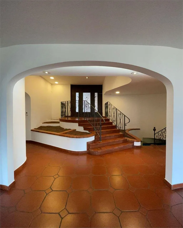 Esclusiva Villa con Area Wellness e Vista Aperta nel Verde di Vezia