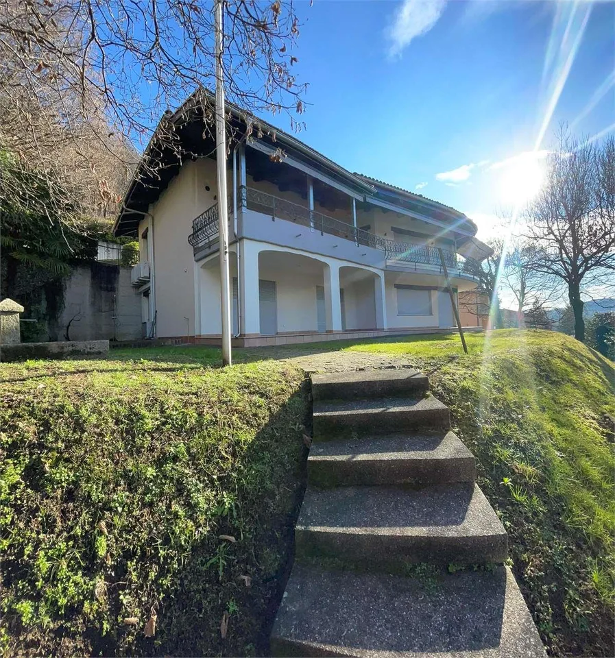 Esclusiva Villa con Area Wellness e Vista Aperta nel Verde di Vezia