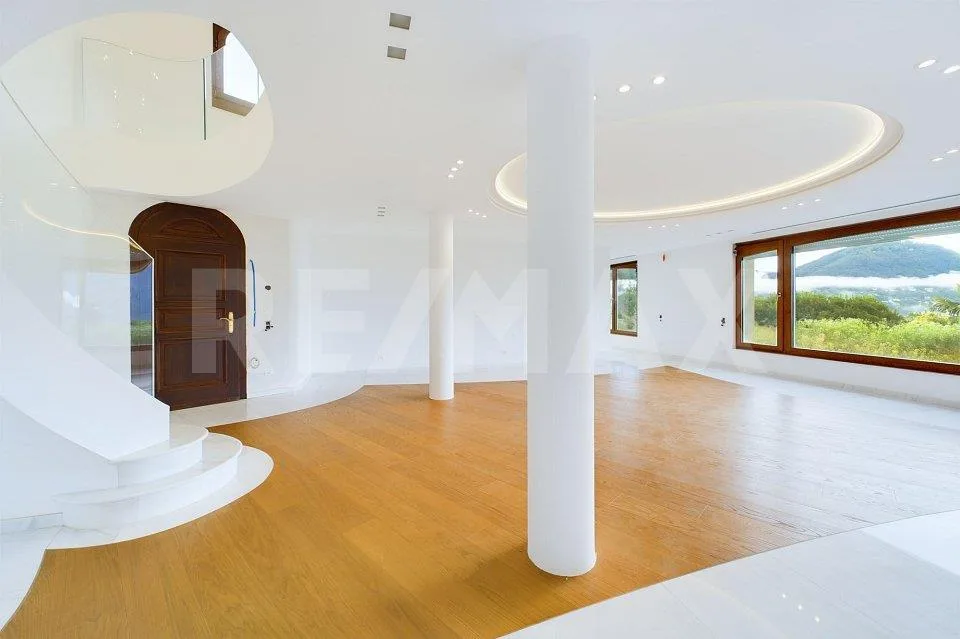 Elegante villa mediterranea con grande giardino – Foto 6 von 13
