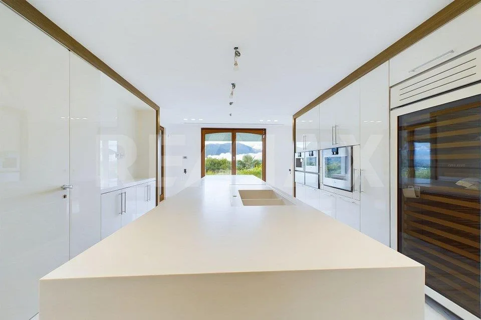 Elegante villa mediterranea con grande giardino
