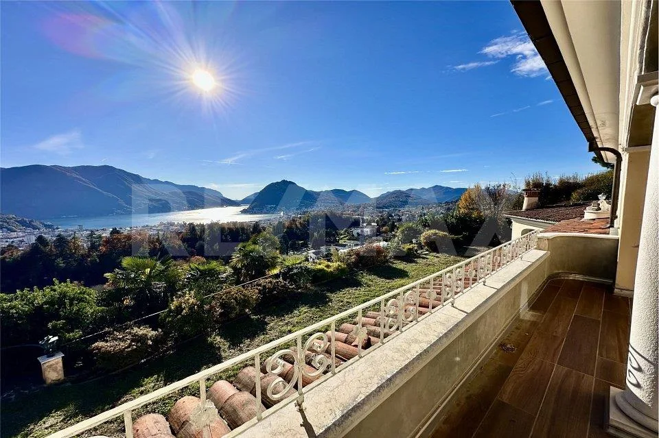 Elegante villa mediterranea con grande giardino