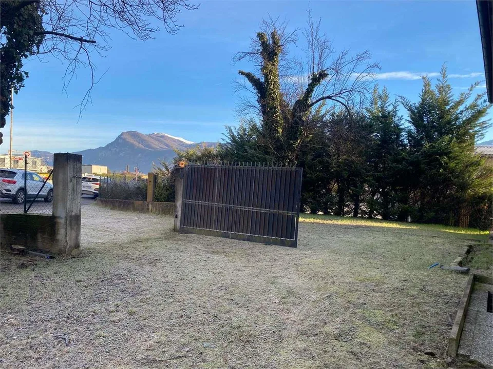 Novazzano splendida Tenuta con giardino e spazio per Cavalli