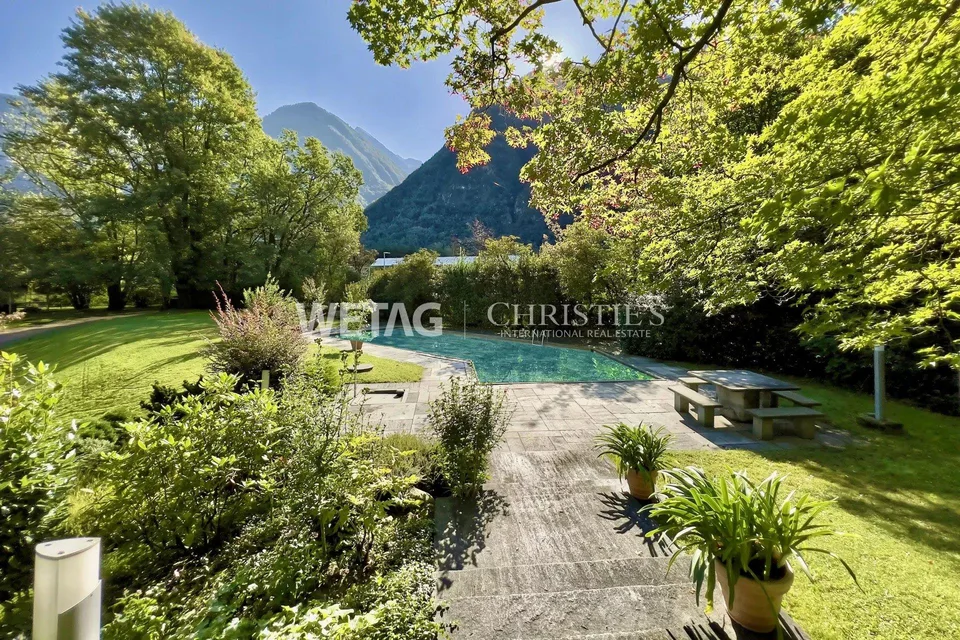 Prestigevolle Villa umgeben von üppigem Grün mit grosszügigem Garte... – Foto 6 von 13