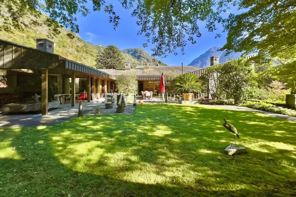 Prestigevolle Villa umgeben von üppigem Grün mit grosszügigem Garte...
