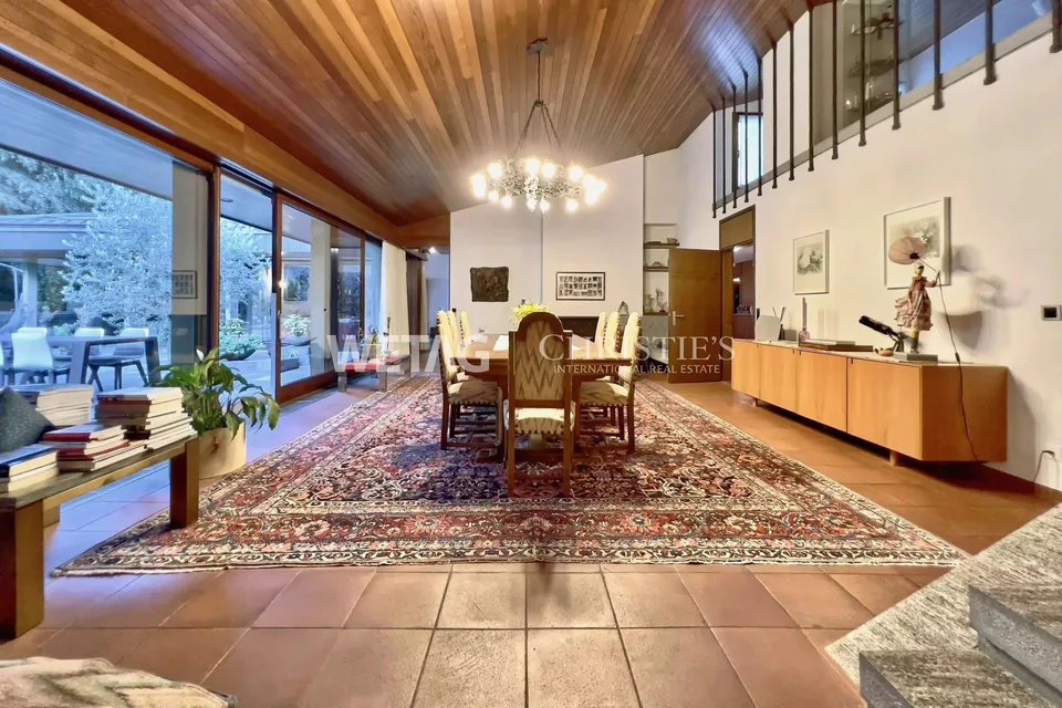 Prestigevolle Villa umgeben von üppigem Grün mit grosszügigem Garte...