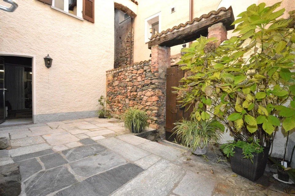 Morcote: residenza su più livelli con corte privata, grottino e gia...