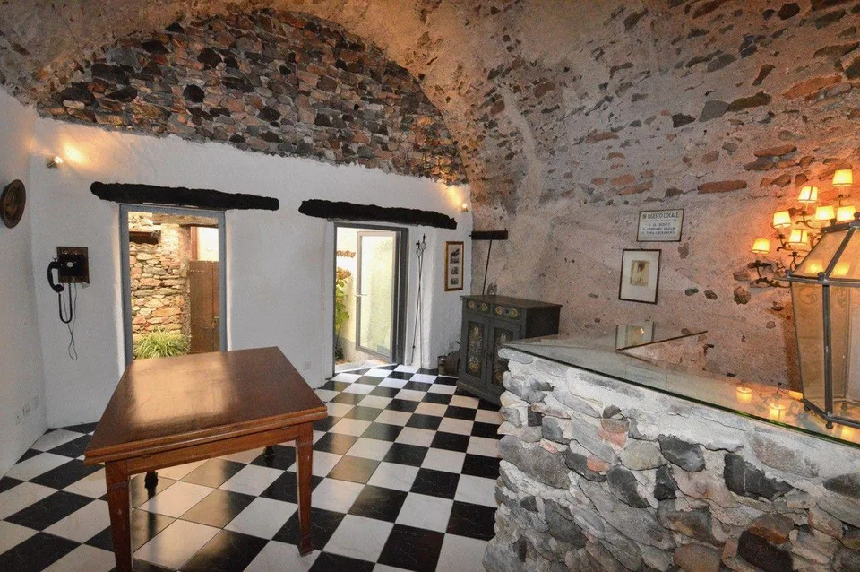 Morcote: residenza su più livelli con corte privata, grottino e gia...