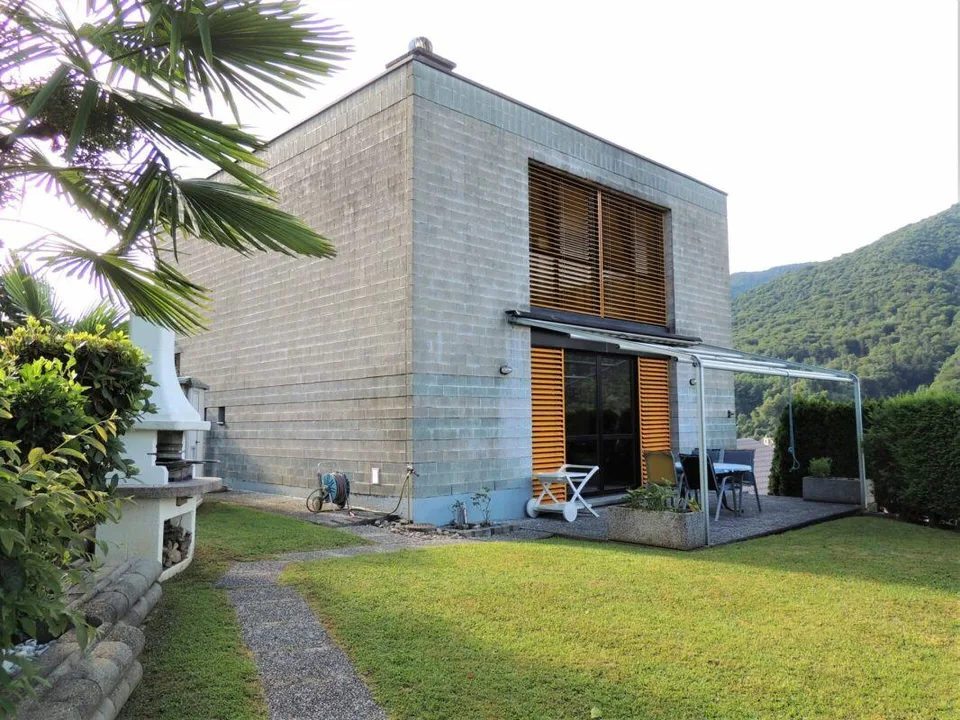 CASA UNIFAMILIARE CON GIARDINO IMMERSA NEL VERDE