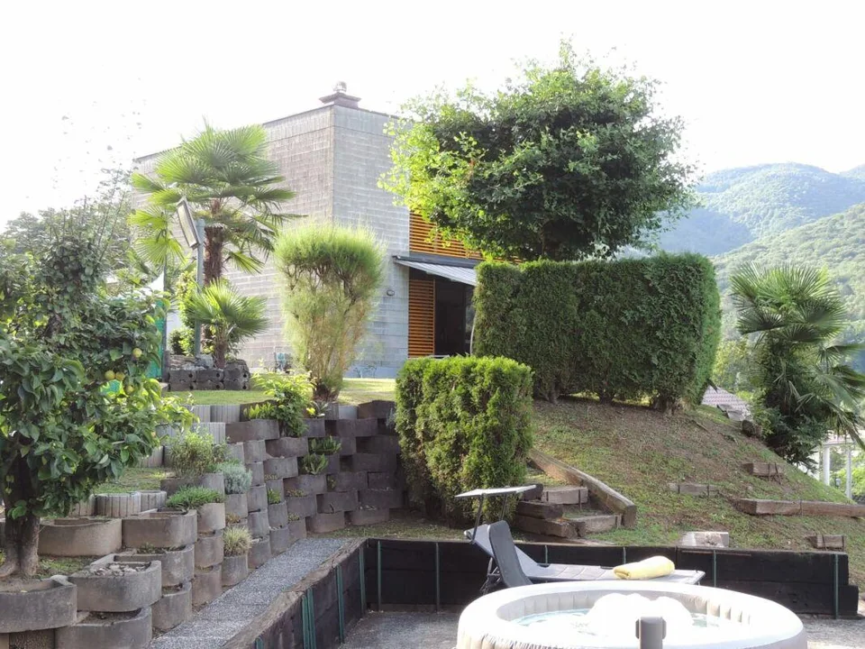 CASA UNIFAMILIARE CON GIARDINO IMMERSA NEL VERDE