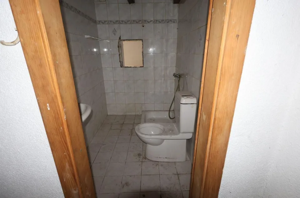DORFHAUS MIT ZU TRANSFORMIERENDER SCHEUNE – Foto 8 von 10