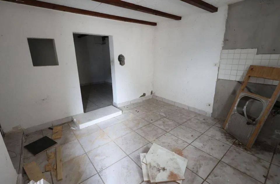 DORFHAUS MIT ZU TRANSFORMIERENDER SCHEUNE – Foto 6 von 10