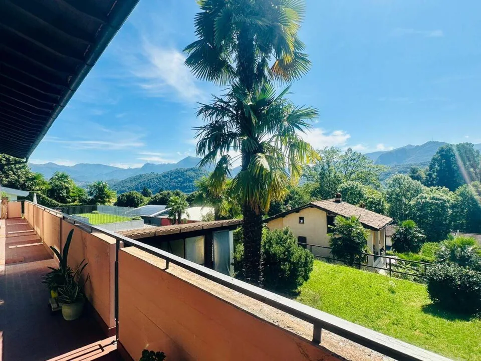 AGNO · CASA BIFAMILIARE CON GIARDINO IN ZONA RESIDENZIALE