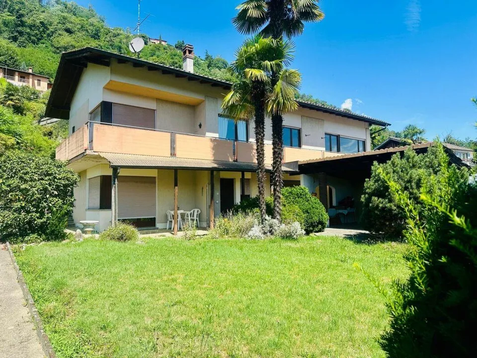 AGNO · CASA BIFAMILIARE CON GIARDINO IN ZONA RESIDENZIALE