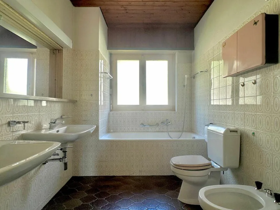 AGNO · CASA BIFAMILIARE CON GIARDINO IN ZONA RESIDENZIALE