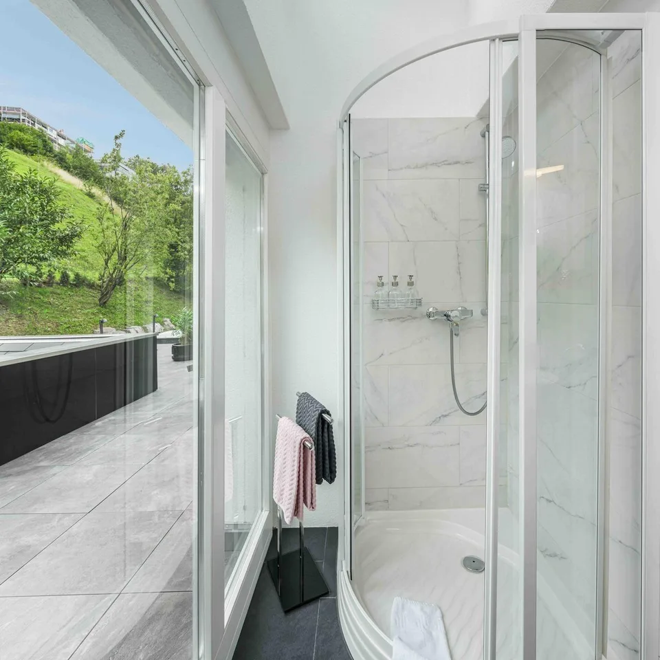 Exklusive Villa mit spektakulärer See- und Bergsicht – Foto 17 von 29