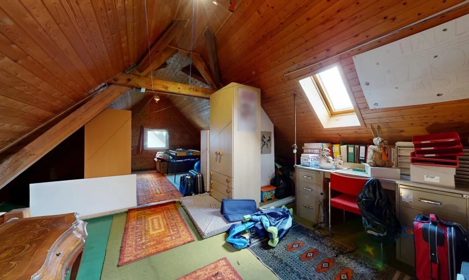 Maison de 4 pièces avec potentiel d'aménagement dans un emplacement calme mais central