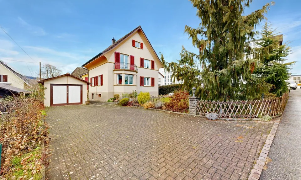 Maison de 4 pièces avec potentiel d'aménagement dans un emplacement calme mais central