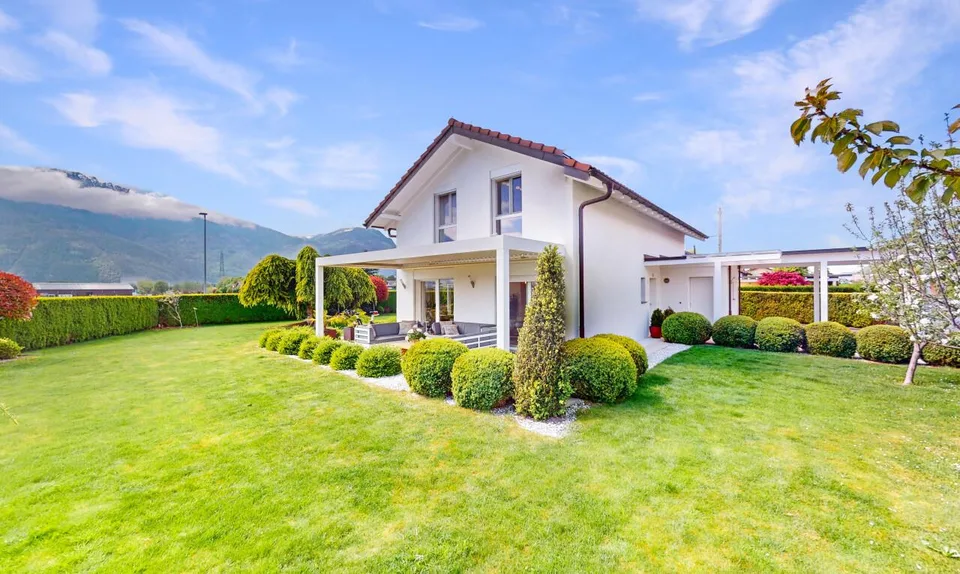 Außergewöhnliches möbliertes Haus in Aigle mit Aussicht und großem Garten