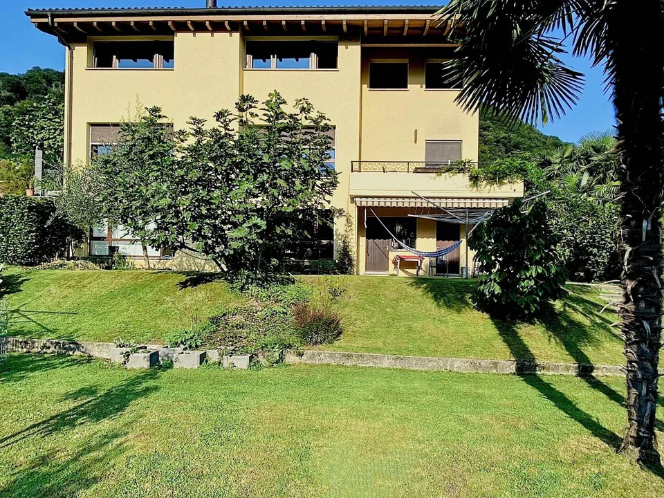 9-Zimmer-Villa mit grossem Garten, sehr ruhige, sonnige Aussichtsla...