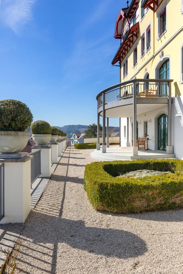 Herrschaftliche Residenz mit Alpenpanorama und zeitloser Eleganz