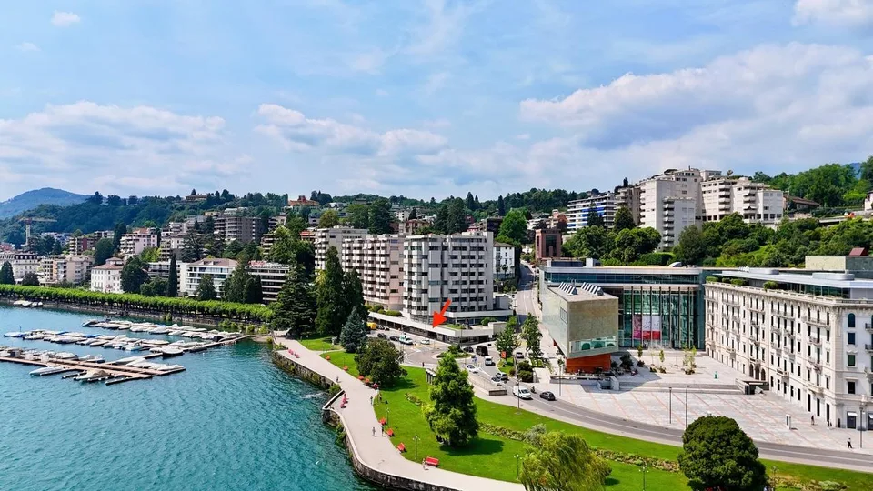 Prestigioso Spazio Commerciale in Prima Linea a Lago nel Central Park
