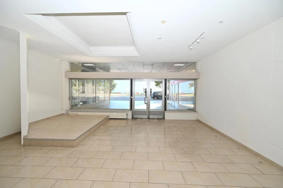 Prestigioso Spazio Commerciale in Prima Linea a Lago nel Central Park