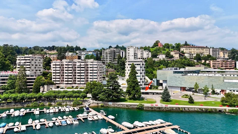 Prestigioso Spazio Commerciale in Prima Linea a Lago nel Central Park