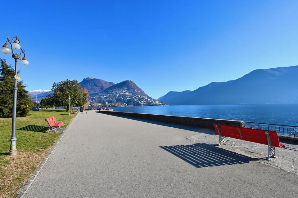 Prestigioso Spazio Commerciale in Prima Linea a Lago nel Central Park – Foto 10 von 11