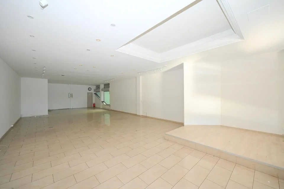 Prestigioso Spazio Commerciale in Prima Linea a Lago nel Central Park – Foto 8 von 11