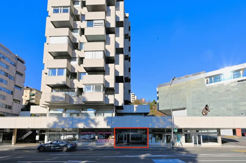 Prestigioso Spazio Commerciale in Prima Linea a Lago nel Central Park
