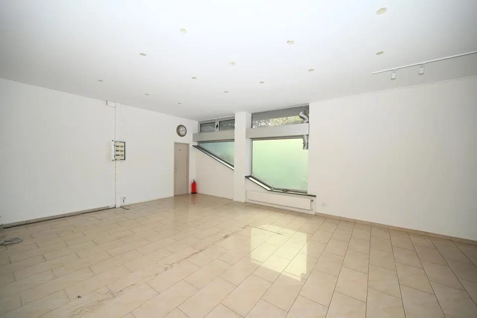 Prestigioso Spazio Commerciale in Prima Linea a Lago nel Central Park – Foto 9 von 11