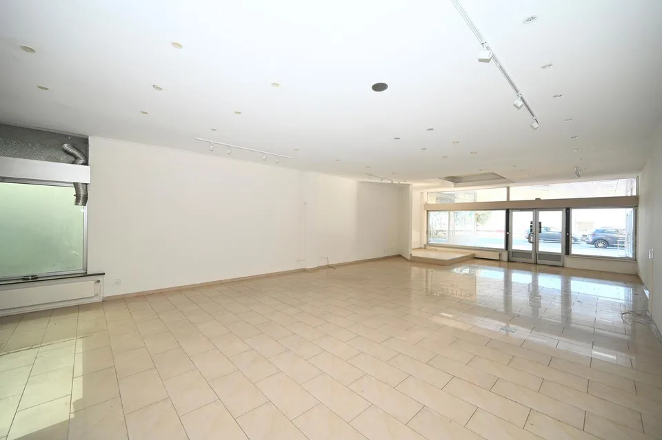 Prestigioso Spazio Commerciale in Prima Linea a Lago nel Central Park – Foto 6 von 11