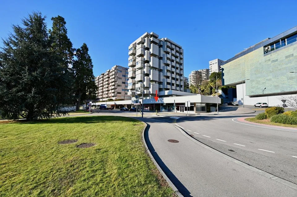 Prestigioso Spazio Commerciale in Prima Linea a Lago nel Central Park