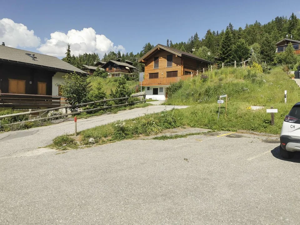 Parkplatz an zentraler Lage in Bürchen (Ferienhauszone)