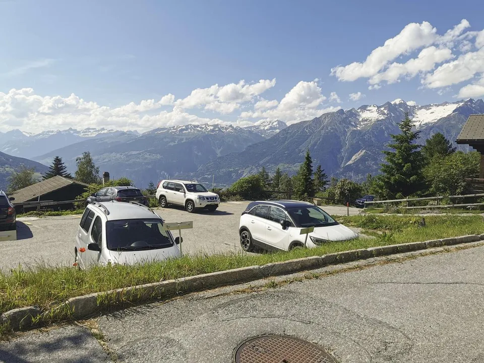 Parkplatz an zentraler Lage in Bürchen (Ferienhauszone)