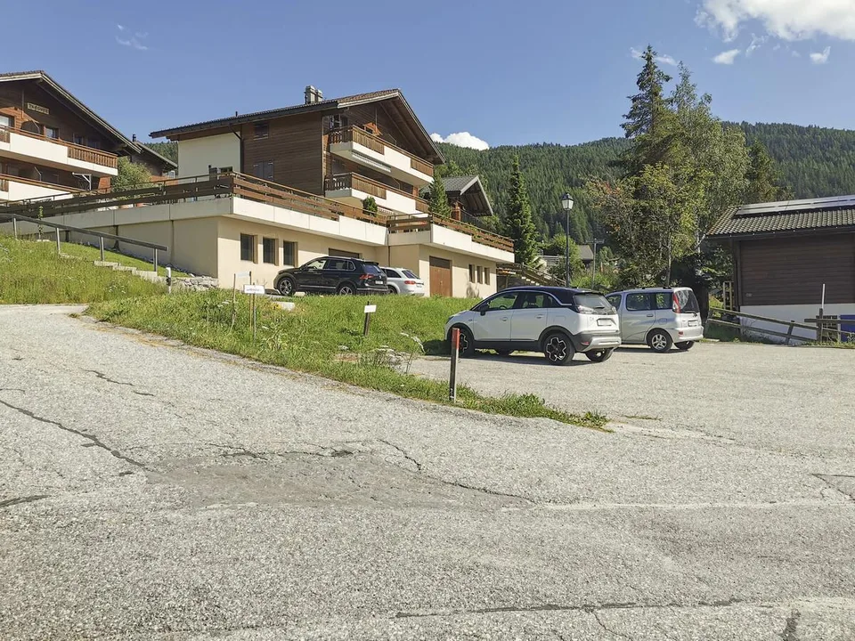 Parkplatz an zentraler Lage in Bürchen (Ferienhauszone)
