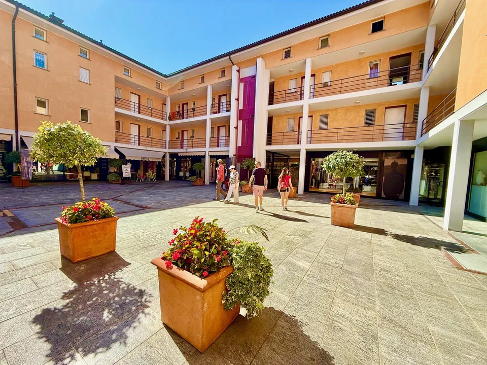 Elegantes Geschäft - Negozio in Piazza Ascona – foto 7 di 11