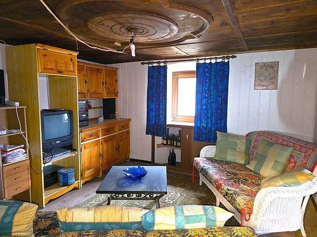 4 1/2-Zimmer-Hausteil mit grossem Grundstück Parte della casa di 4 ...