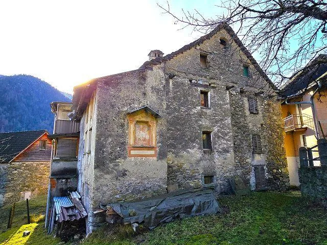 4 1/2-Zimmer-Hausteil mit grossem Grundstück Parte della casa di 4 ...