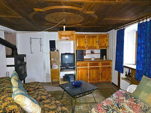 4 1/2-Zimmer-Hausteil mit grossem Grundstück Parte della casa di 4 ...
