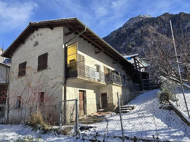 Casa unifamiliare con giardino e 2 rustici da ristrutturare molto s...