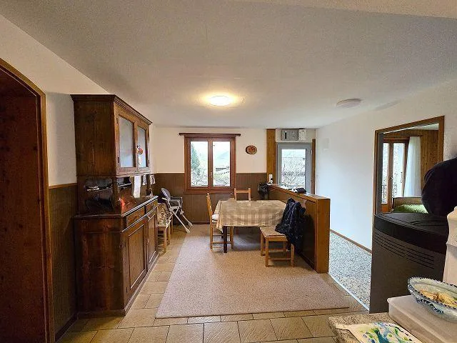 Casa unifamiliare con giardino e 2 rustici da ristrutturare molto s...
