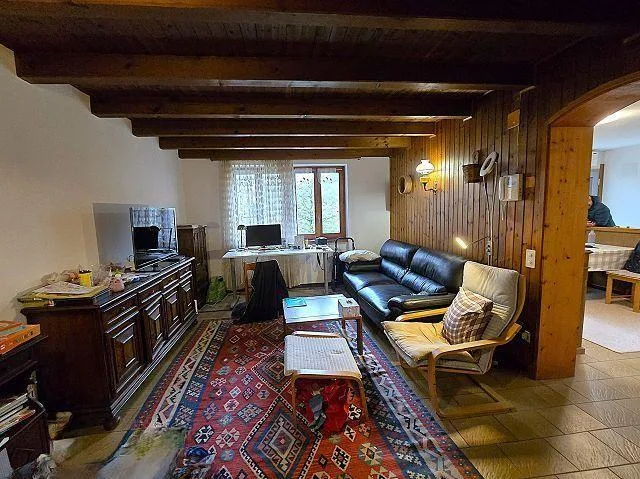 Casa unifamiliare con giardino e 2 rustici da ristrutturare molto s...