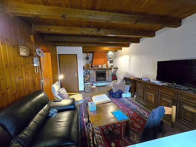 Casa unifamiliare con giardino e 2 rustici da ristrutturare molto s...