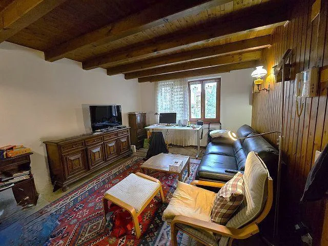 Casa unifamiliare con giardino e 2 rustici da ristrutturare molto s...