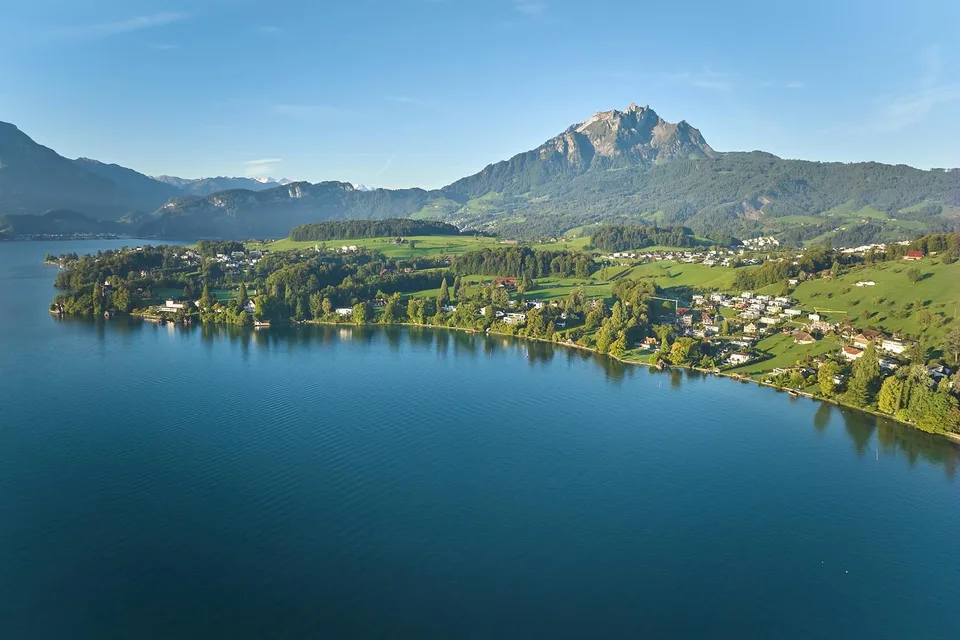Exklusive Neubauvilla am Vierwaldstättersee mit privatem Bootshaus