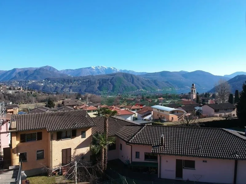 Bel terreno edificabile di 751 m2 ben soleggiato e con vista lago