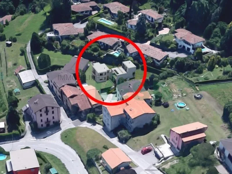 Bel terreno edificabile di 751 m2 ben soleggiato e con vista lago