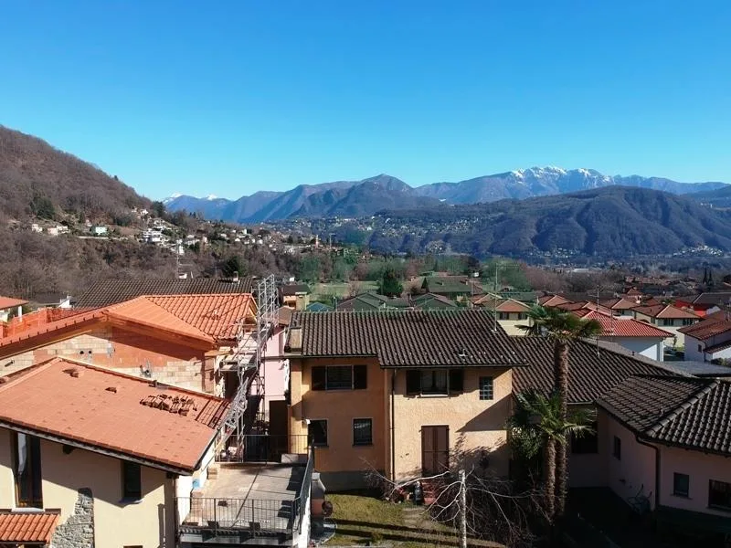 Bel terreno edificabile di 751 m2 ben soleggiato e con vista lago